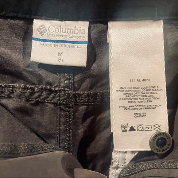 Columbia lightweight Med. zip short w/ drawstring. Front pockets lay flat. Nice - Picture 3 of 5
